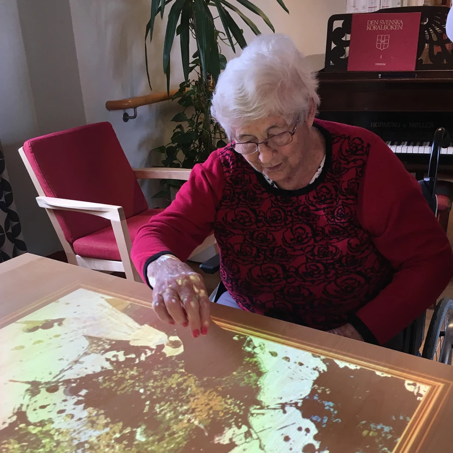 Kninna m&aring;lar en tavla vid Tovertafeln