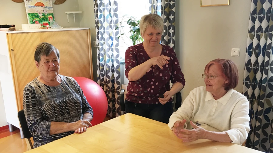 Aktivitetsledare vid Tovertafel med tv&aring; brukare