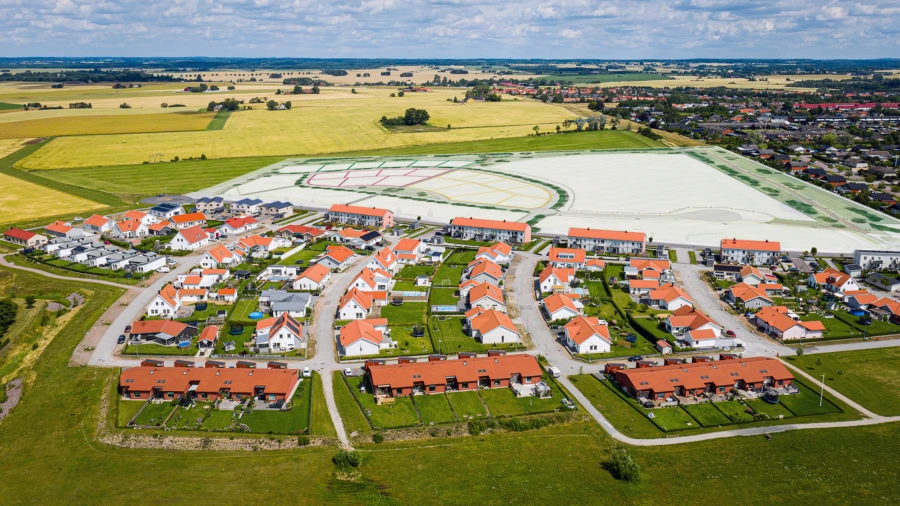 Det nya villaomr&aring;det ska v&auml;xa fram p&aring; det ljusa omr&aring;det norr om de befintlig husen.