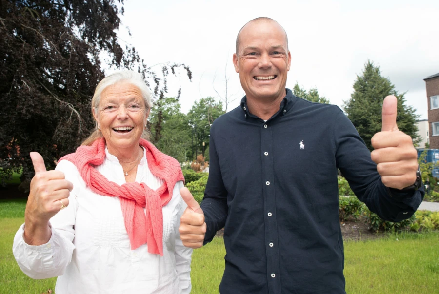 Christine Melinder (M), kultur- och fritidsn&auml;mndens ordf&ouml;rande, och Marcus Kulle, kultur- och fritidschef, g&ouml;r tummen upp f&ouml;r OS-staden Esl&ouml;v.