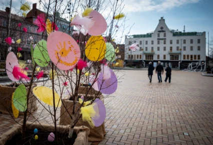 Påskpynt på Stora torg i Eslöv.