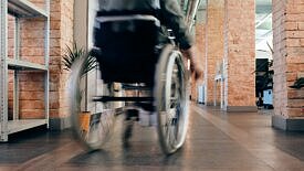 Suddig bild på en person i rullstol