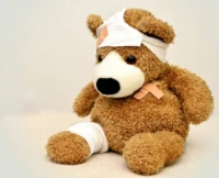 Nallebjörn med bandage och plåster.