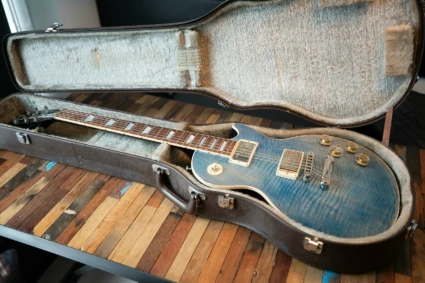 Elgitarr i ett öppet fodral