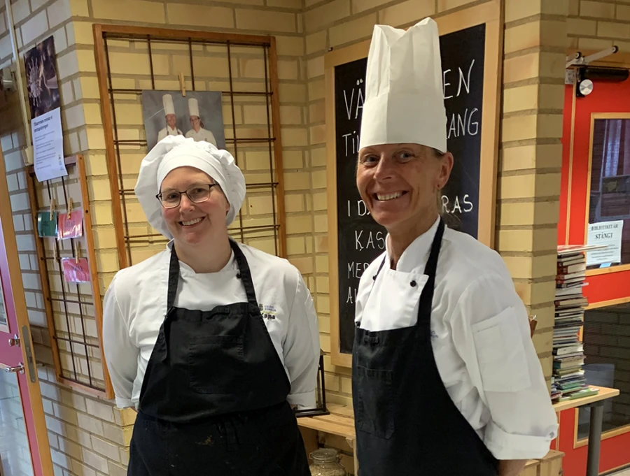 Kajsa J&ouml;nsson och Pia Jensen tar hand om k&ouml;ket p&aring; Flyingeskolan.