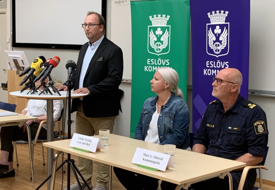 Johan Andersson, kommunalr&aring;d, Ulrika Narling, grundskolechef, och kommunpolis Mats G Odest&aring;l p&aring; fredags presskonferens som &aring;terigen lockade media fr&aring;n hela landet.