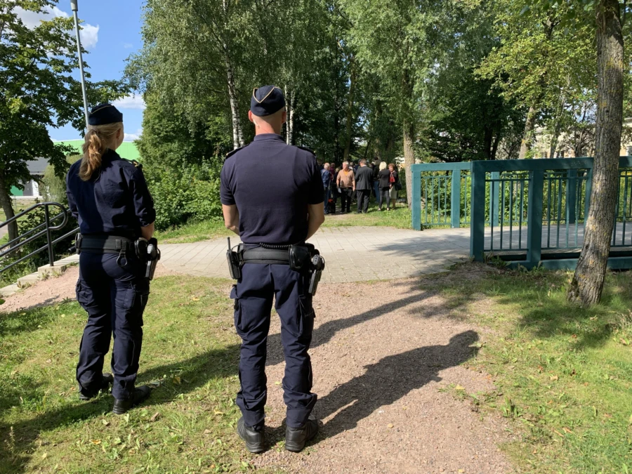 Polisen &auml;r p&aring; plats p&aring; K&auml;llebergsskolan hela veckan.
