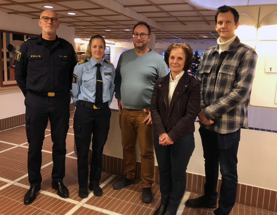&Aring;rets trygghetsm&auml;tning i Esl&ouml;vs kommun presenterades av kommunpolis Mats Odest&aring;l, Veronica Ek, chef f&ouml;r polisomr&aring;de Esl&ouml;v, Johan Andersson, kommunstyrelsens ordf&ouml;rande, Catharina Malmborg, kommunstyrelsens f&ouml;rsta vice ordf&ouml;rande, och Martin Broms, trygghetssamordnare.