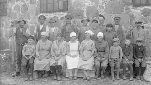 Personalen på Kastberga gård, 1930-tal. Föjers arkiv.