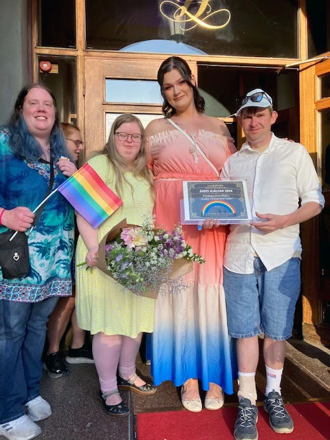 Hanna Liljegren, Julia Andersson, artisten Adriana och Nicklas Gr&auml;ntzmed diplom och blommor i samband med prisutdelningenp&aring; Grand hotell i Lund.