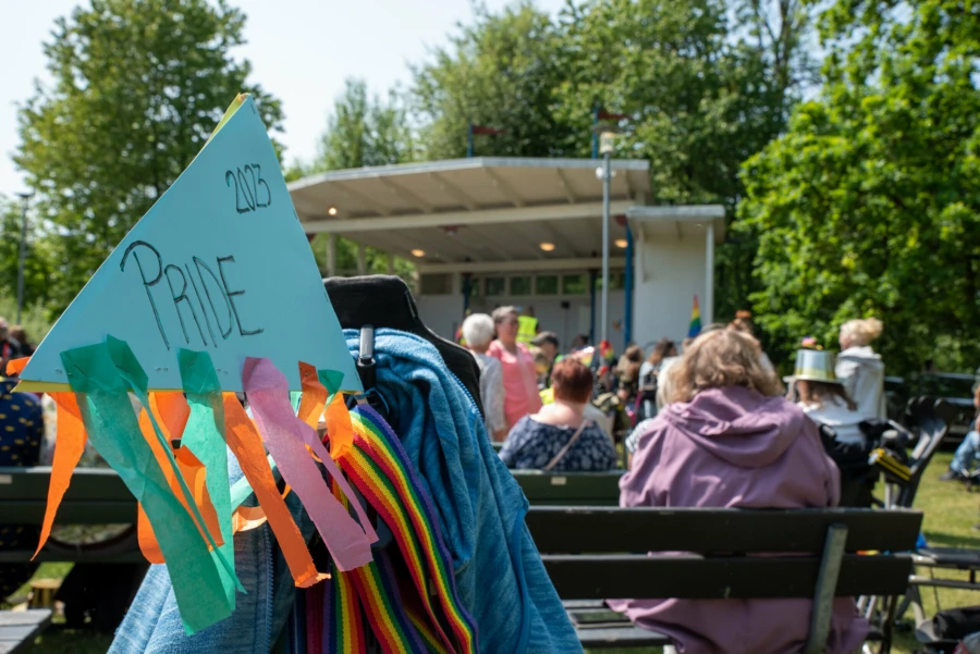 En skylt stoppad i en rullstol med texten: "Pride 2023". 