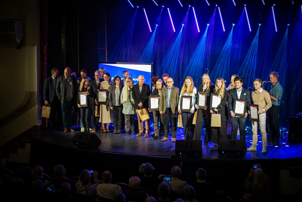 Alla pristagare från 2024 års gala samlade på scen..