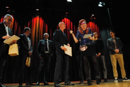 Konferencier Josefin Johansson intervjuar pristagare under Prisgalan 2019.