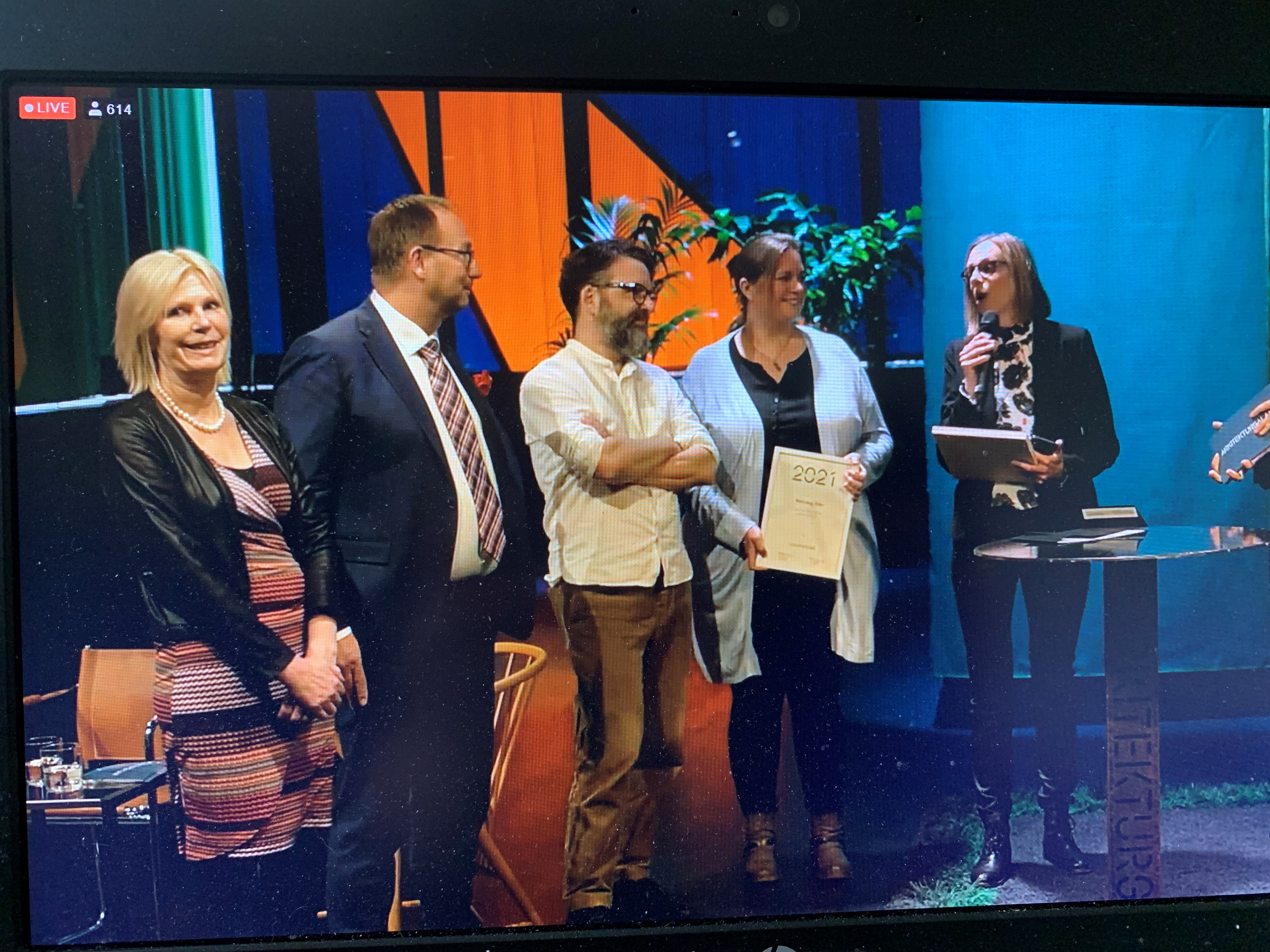 Eva Hallberg, Johan Andersson, Niklas Bosrup, Malin Gunnarsson och &Aring;sa von Malortie tar emot priset f&ouml;r Sveriges finaste torg.