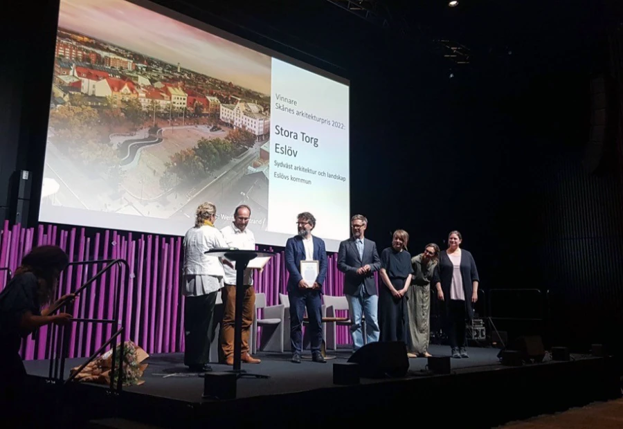 Sydv&auml;st arkitektur och landskap och Esl&ouml;vs kommun tar emot Sk&aring;nes Arkitekturpris p&aring; H22 i Helsingborg.