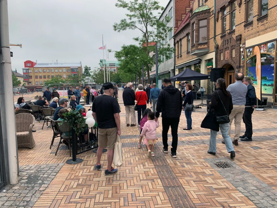 Många passade på att utnyttja öppningserbjudanden från butiker, restauranger och caféer.
