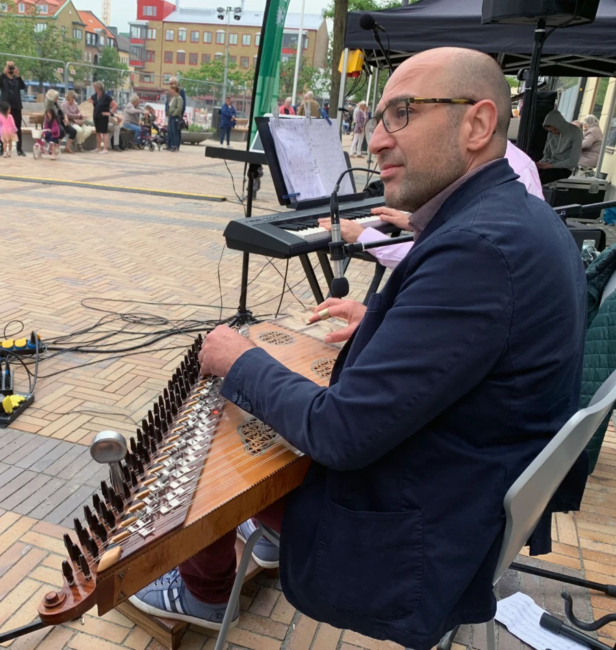 Nabil Kassis spelar quanon en arabisk variant av cittra