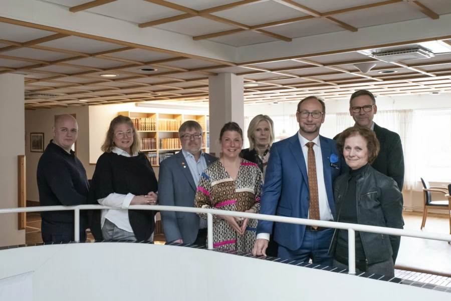 Fr&aring;n v&auml;nster syns Fredrik Ottesen, kommunstyrelsens 2:e vice ordf&ouml;rande, Anna Ingers, 2:e vice ordf&ouml;rande i regionala utvecklingsn&auml;mnden, Niclas Nilsson, 1:e vice ordf&ouml;rande i regionala utvecklingsn&auml;mnden, Anna J&auml;hnke, ordf&ouml;rande i regionala utvecklingsn&auml;mnden, Eva Hallberg, kommundirekt&ouml;r, Johan Andersson, kommunstyrelsens ordf&ouml;rande, Catharina Malmborg, kommunstyrelsens 1:a vice ordf&ouml;rande och Richard Gullstrand, tf. utvecklingsdirekt&ouml;r i Region Sk&aring;ne.