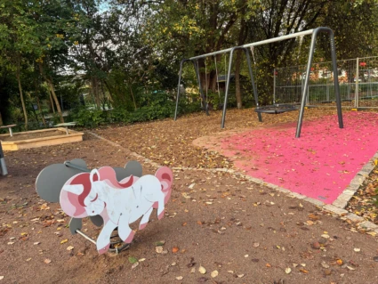 En enhörningsgunga på en lekplats