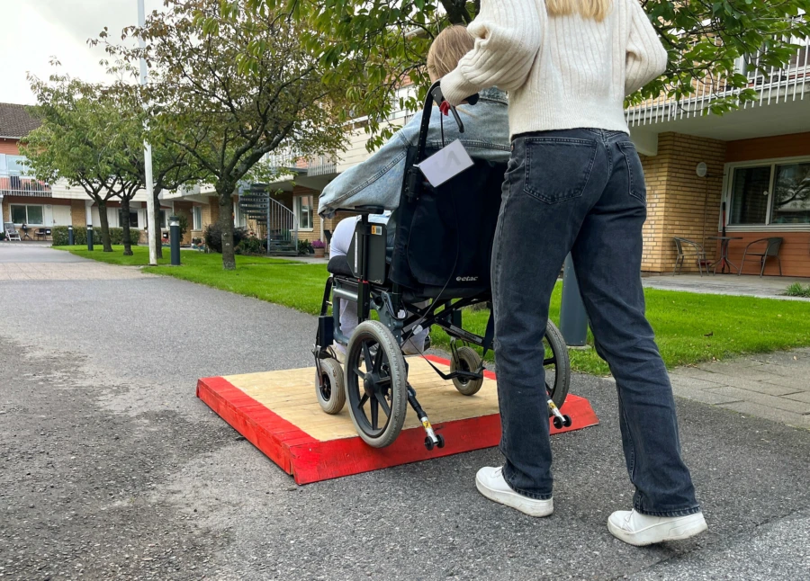 Eleverna fick prova p&aring; att k&ouml;ra varandra i rullstol &ouml;ver hinder.