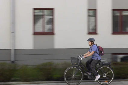 Hemtjänstpersonal på cykel.