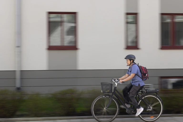 Hemtjänstpersonal på cykel.