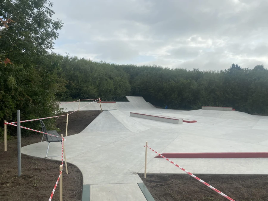 Fotografi tagit p&aring; Skatepark i betong i Marieholm. Konvexa samt konkava former. 