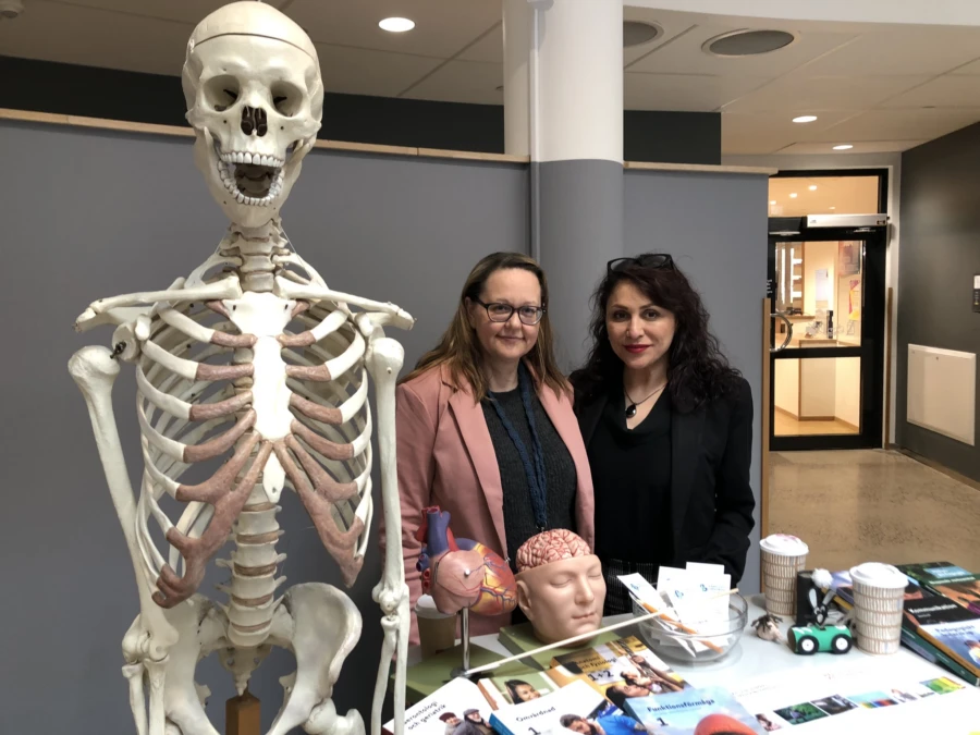 Sonja Ivkovic och Samaneh Aminipour med en benig kompis.
