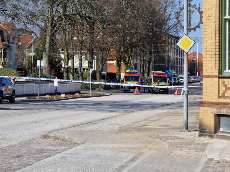 Polisen spärrade av ett område kring Västerlånggatan i samband med skottlossningen.