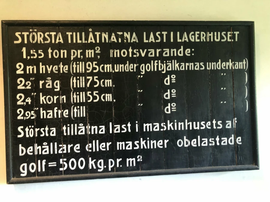 Den gamla skylten fr&aring;n 1918 finns kvar i trapphuset.