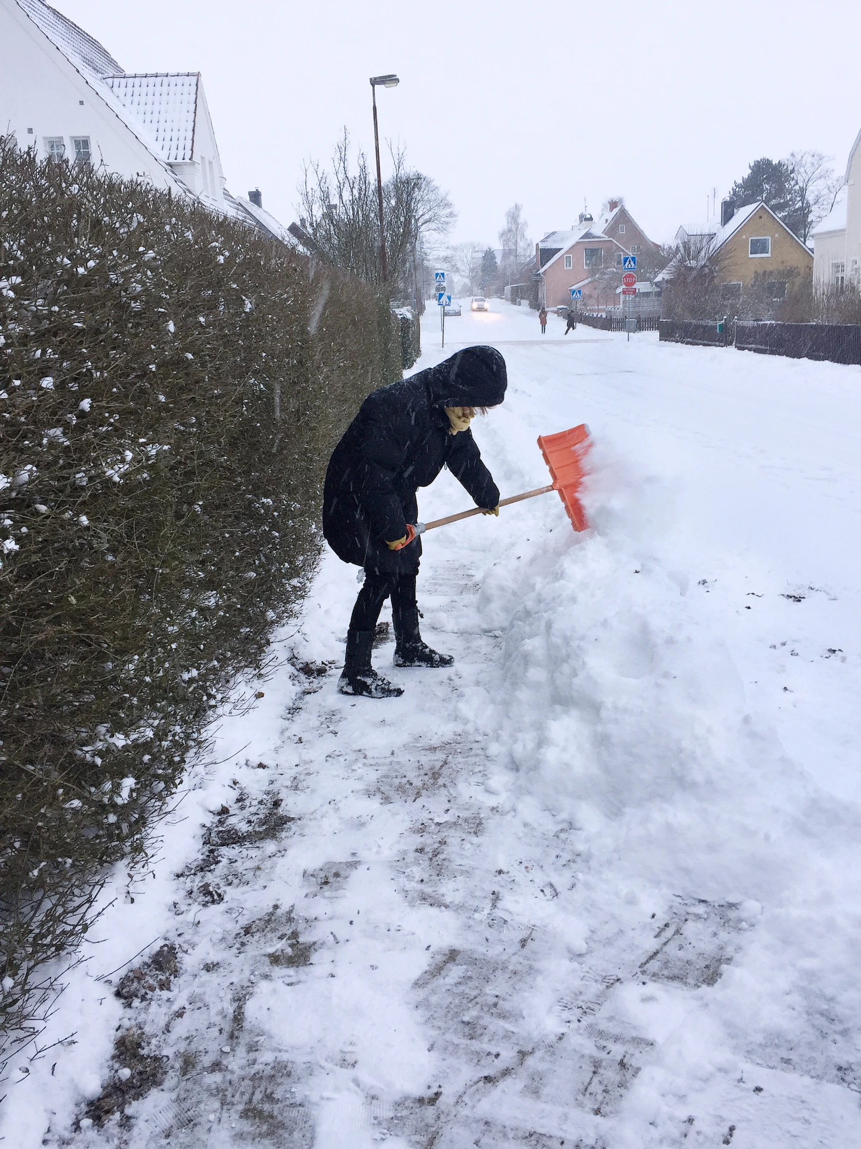 Kvinna som skottar trottoar