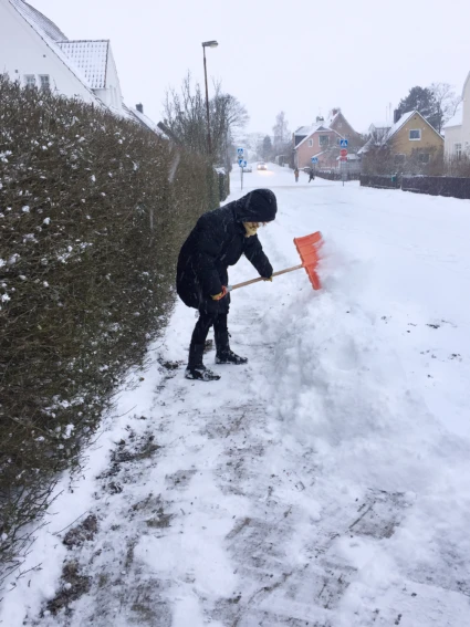 Kvinna som skottar trottoar