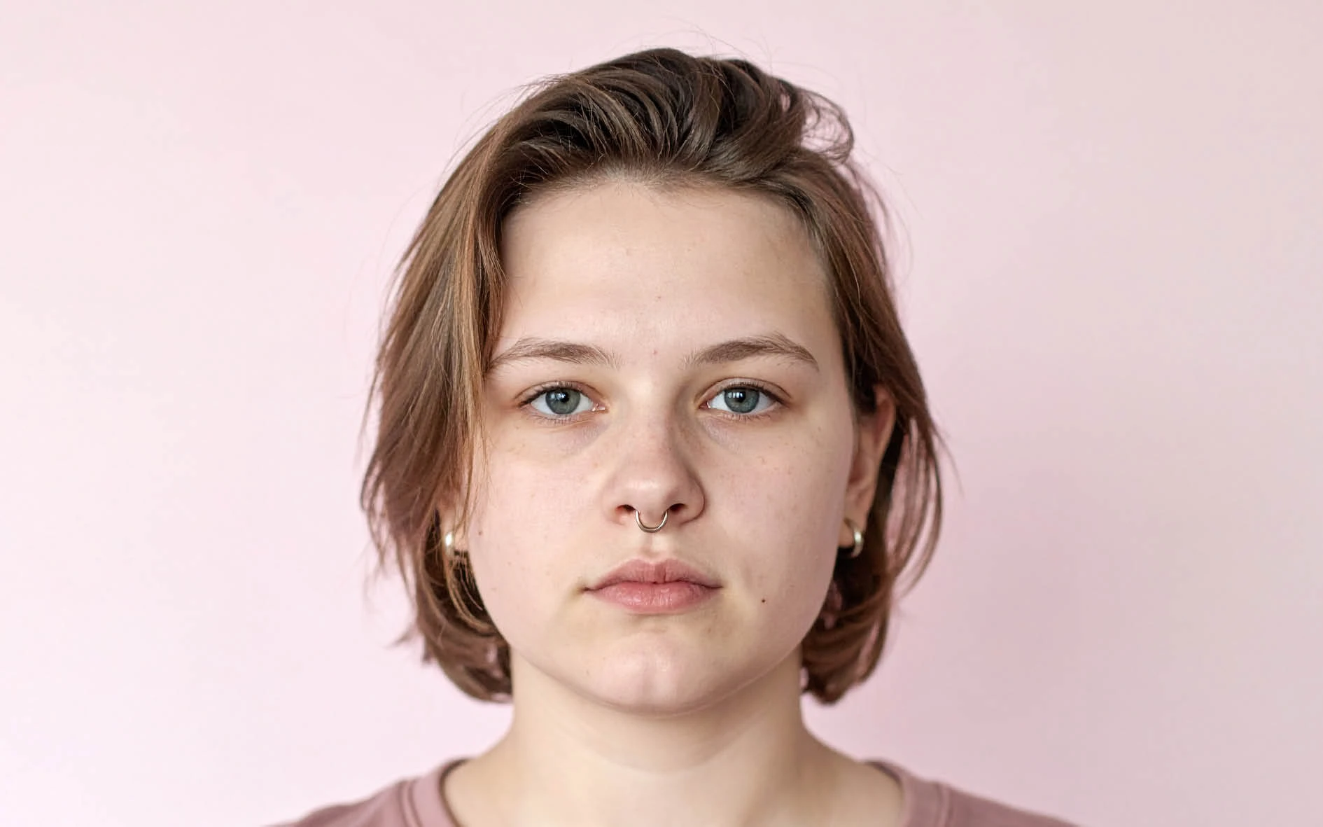 En ung kvinna som tittar rakt in i kameran