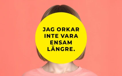 En person med kort, ljust brunt hår står framför en korallfärgad bakgrund. Ansiktet är helt täckt av en stor gul cirkel med svart text som lyder: ”Jag orkar inte vara ensam längre.” Personen bär en ljusrosa tröja.