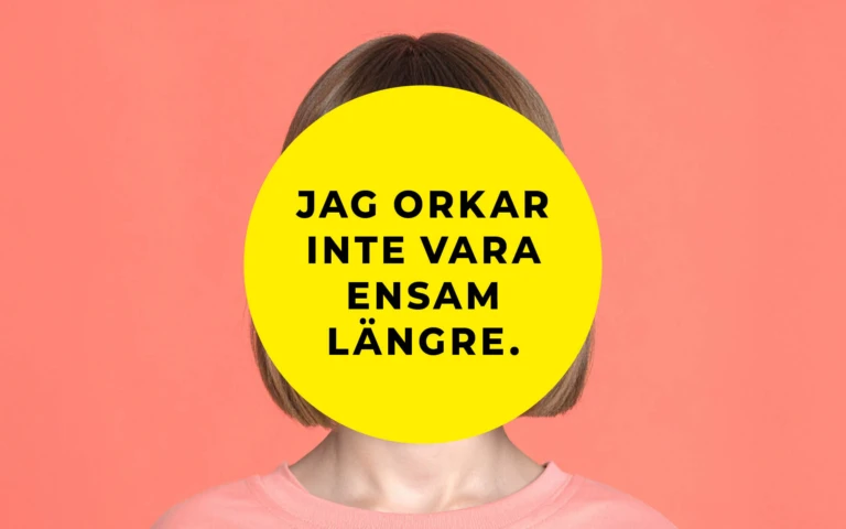 En person med kort, ljust brunt hår står framför en korallfärgad bakgrund. Ansiktet är helt täckt av en stor gul cirkel med svart text som lyder: ”Jag orkar inte vara ensam längre.” Personen bär en ljusrosa tröja.