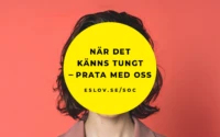 En person står framför en dämpat röd bakgrund. Ansiktet är helt täckt av en stor gul cirkel med svart text som lyder: ”När det känns tungt – prata med oss. eslov.se/soc”. Personen har mörkt, axellångt hår och bär en rosa skjorta.