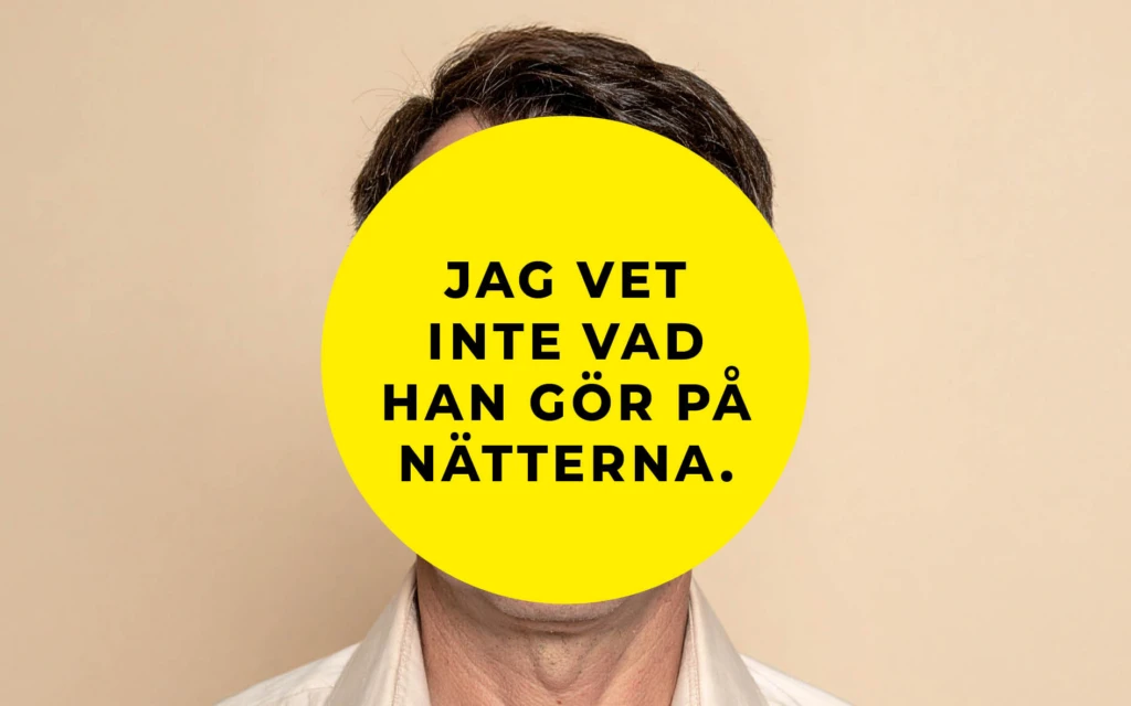 En person står framför en beige bakgrund. Ansiktet är helt täckt av en stor gul cirkel med svart text som lyder: ”Jag vet inte vad han gör på nätterna.” Personen har mörkt kort hår och bär en ljus skjorta.