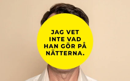 En person står framför en beige bakgrund. Ansiktet är helt täckt av en stor gul cirkel med svart text som lyder: ”Jag vet inte vad han gör på nätterna.” Personen har mörkt kort hår och bär en ljus skjorta.