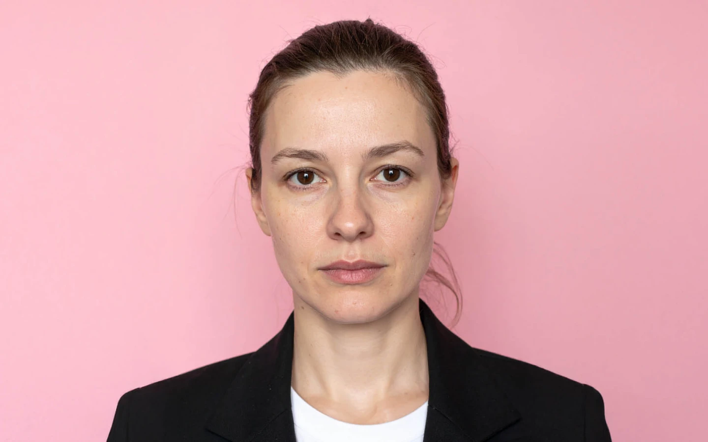 Kvinna med rosa bakgrund