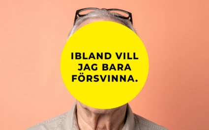 En person står framför en aprikosfärgad bakgrund. Ansiktet är helt täckt av en stor gul cirkel med svart text som lyder: ”Ibland vill jag bara försvinna.” Personen har grått hår och glasögon som vilar ovanpå huvudet.