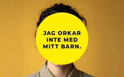 En person står framför en gul bakgrund. Ansiktet är helt täckt av en stor gul cirkel med svart text som lyder: ”Jag orkar inte med mitt barn.” Personen har mörkt lockigt hår och bär en beige skjorta.