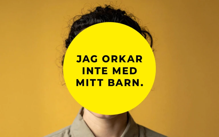 En person står framför en gul bakgrund. Ansiktet är helt täckt av en stor gul cirkel med svart text som lyder: ”Jag orkar inte med mitt barn.” Personen har mörkt lockigt hår och bär en beige skjorta.