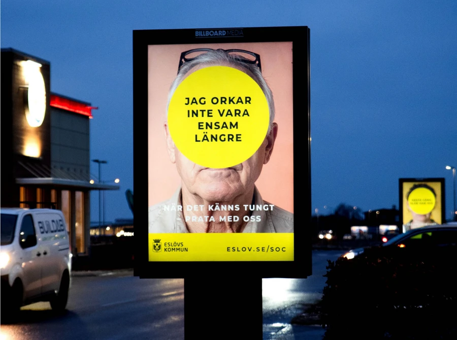 En upplyst reklamtavla med orden Jag orkar inte vara ensam l&auml;ngre.