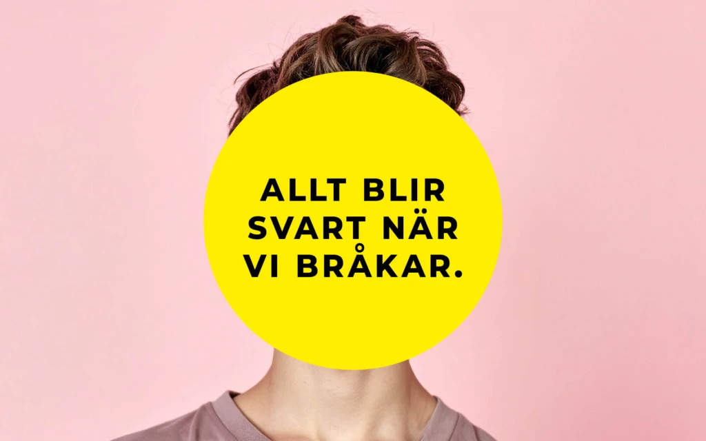 En person står framför en ljusrosa bakgrund. Ansiktet är helt täckt av en stor gul cirkel med svart text som lyder: ”Allt blir svart när vi bråkar.” Personen har kort brunt hår och bär en beige tröja.