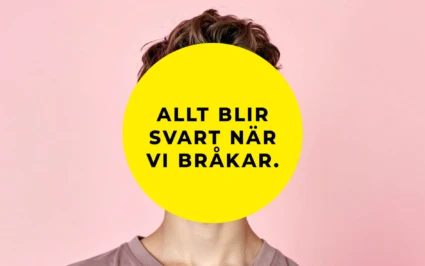 En person står framför en ljusrosa bakgrund. Ansiktet är helt täckt av en stor gul cirkel med svart text som lyder: ”Allt blir svart när vi bråkar.” Personen har kort brunt hår och bär en beige tröja.