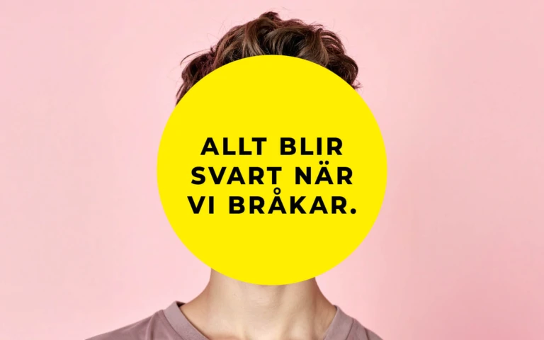 En person står framför en ljusrosa bakgrund. Ansiktet är helt täckt av en stor gul cirkel med svart text som lyder: ”Allt blir svart när vi bråkar.” Personen har kort brunt hår och bär en beige tröja.