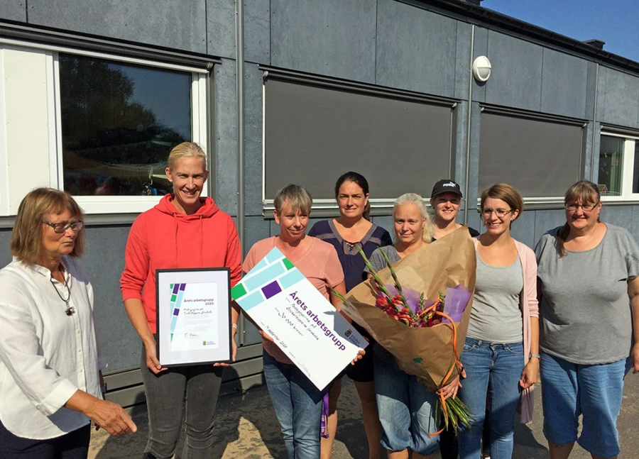 Barnen vill också vara med på bild men förskolechef Gull-Britt Swenson håller koll tillsammans med pedagogerna Therese Jungman, Eva Danell, Kristina Jansner, Malin Pettersson, Louise Hansson, Elin Slagstedt och Ann-Christine Nilsson. I arbetslaget ingår även Jessica Lindblad.
