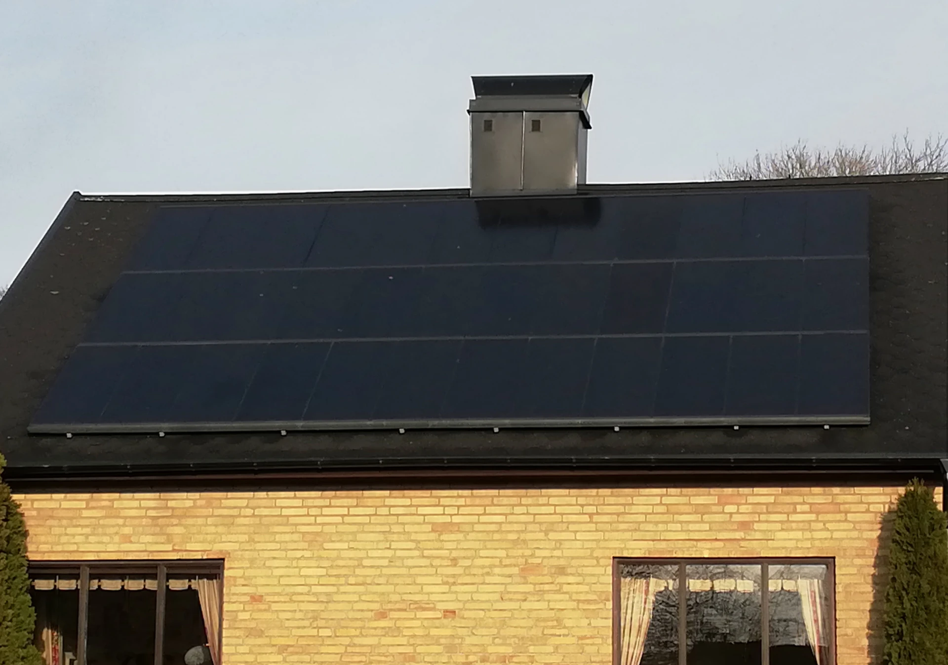 Exempel på solceller på villatak