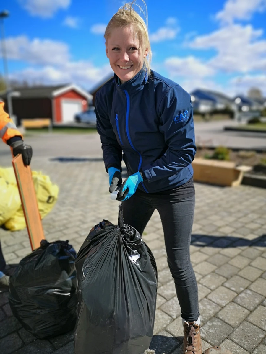Heléne Mathiesen, ordförande i Marieholms byaförening, väger skräpet som samlades in under vårstädningsdagen.