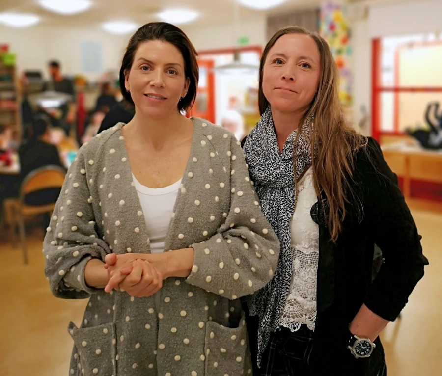 Jessica Cederborg &auml;r f&ouml;rskoll&auml;rare och Sabina Djupenstr&ouml;m SFI-l&auml;rare. Tillsammans jobbar de med spr&aring;kutveckling p&aring; &ouml;ppna f&ouml;rskolan. 